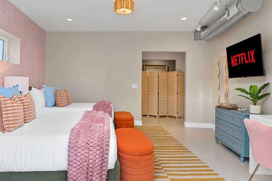 Comfortable main bedroom with two full beds, Smart TV and ample space for longer days.
