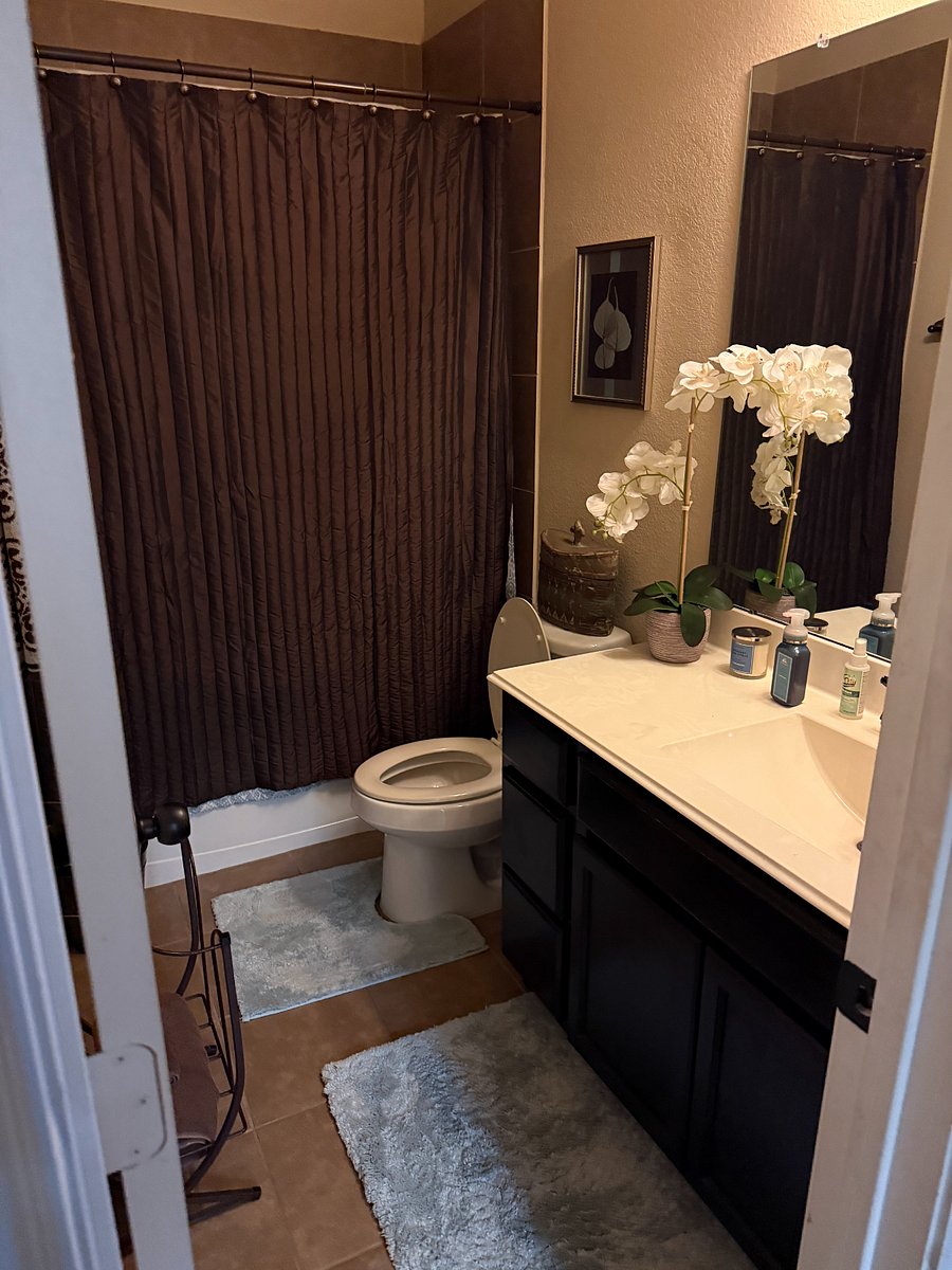 Upstairs full bathroom 