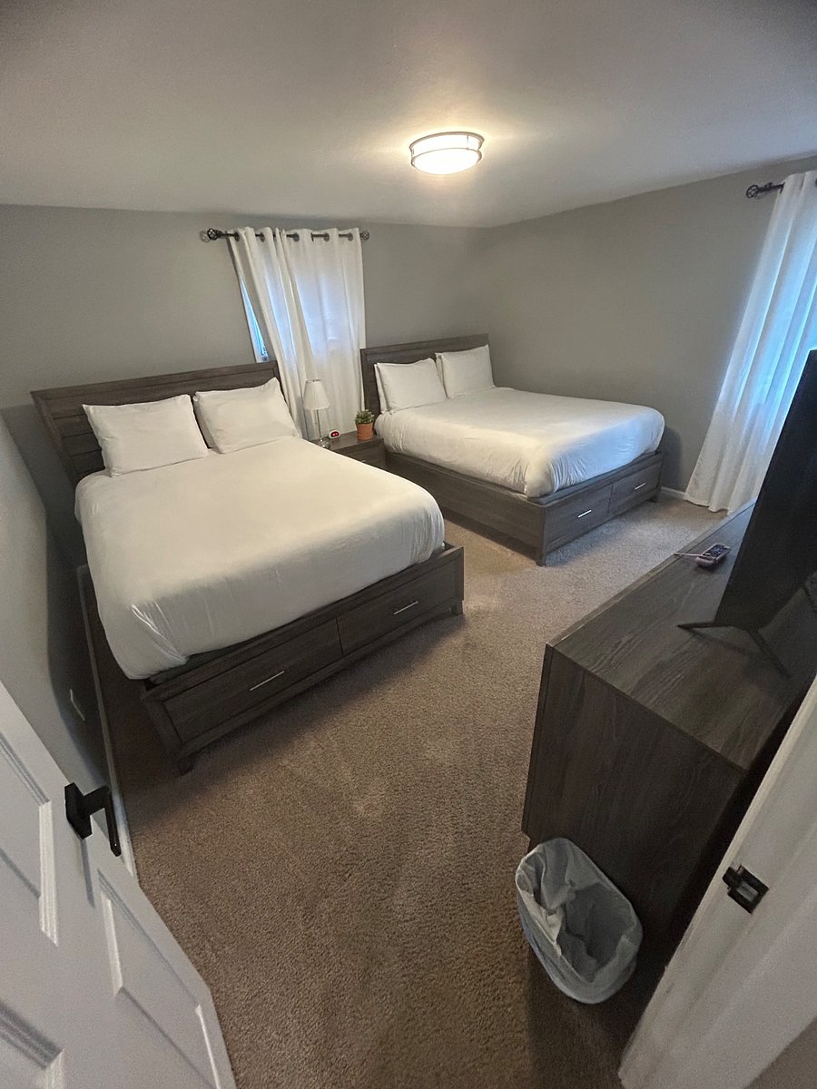 Bedroom: two queen beds 