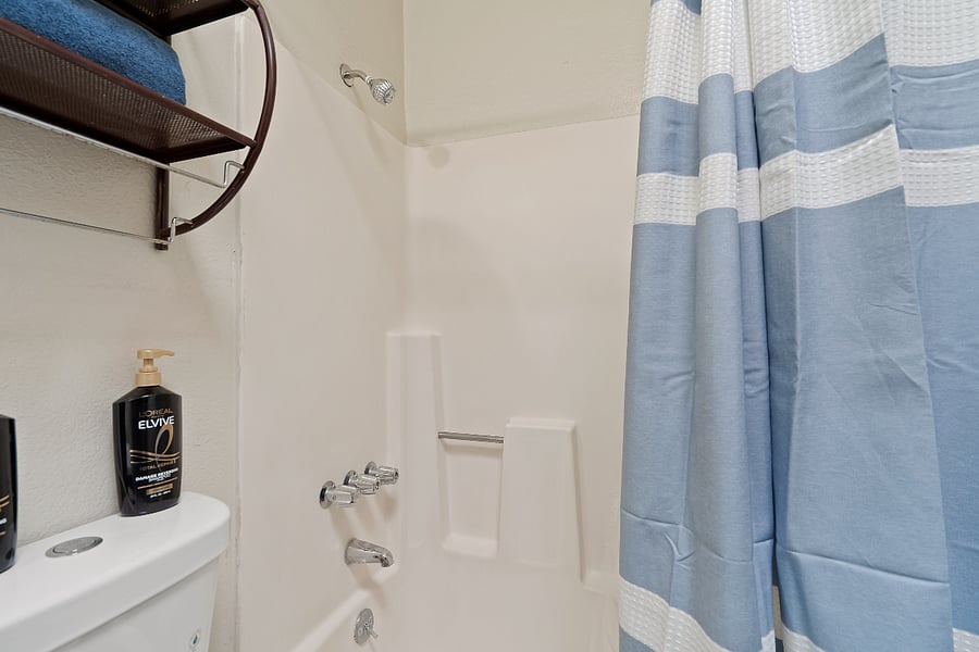 Hallway bathroom between two bedrooms. Shower/bathtub