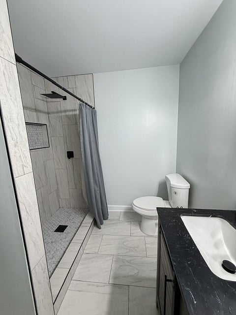 Full Bath (Hallway)
