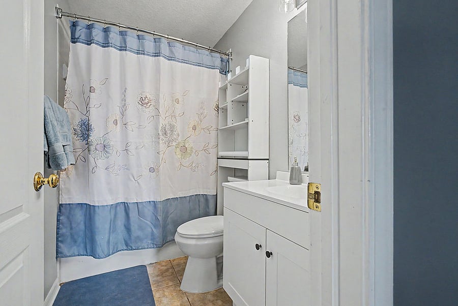 Full bath (upstairs)