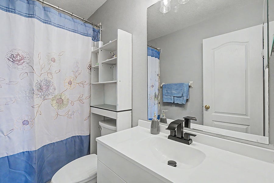 Upstairs full bath