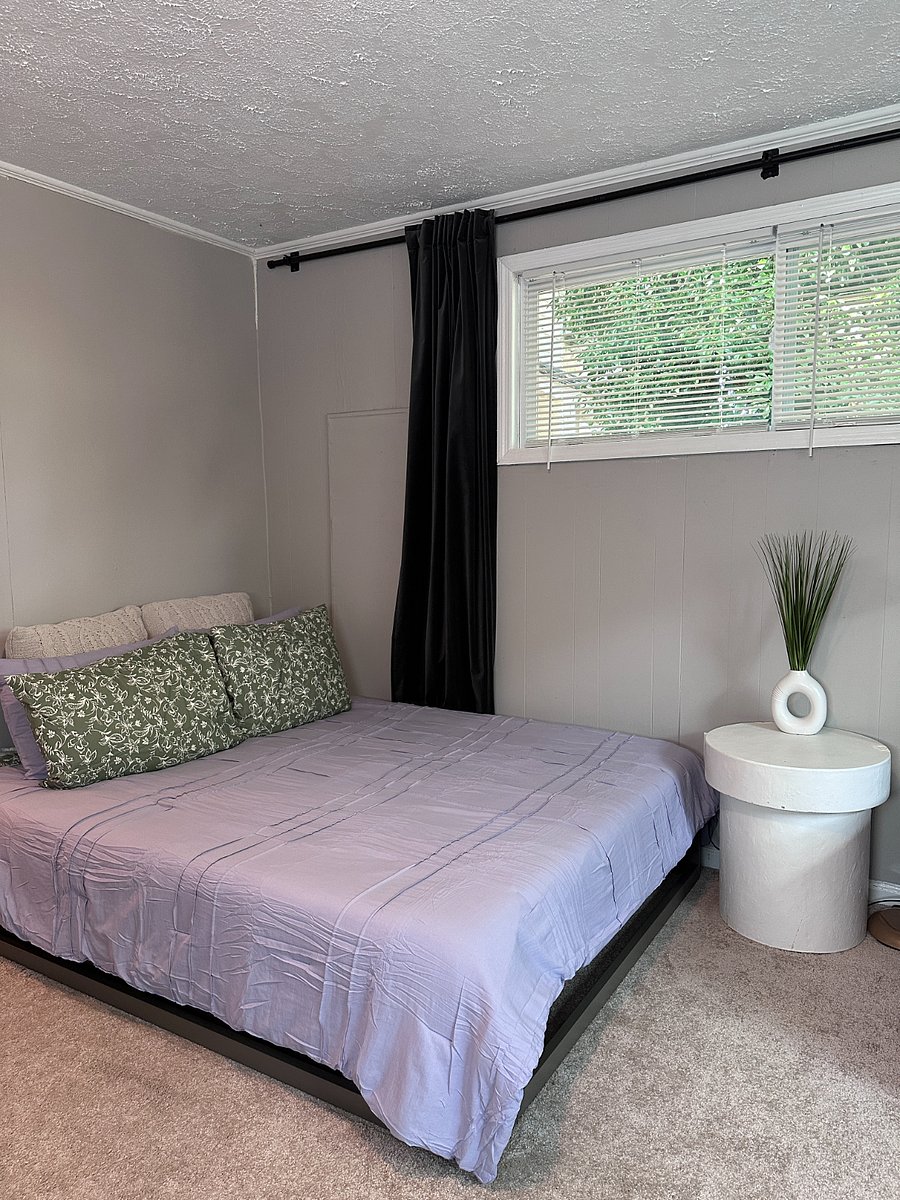Primary bedroom with queen sized bed