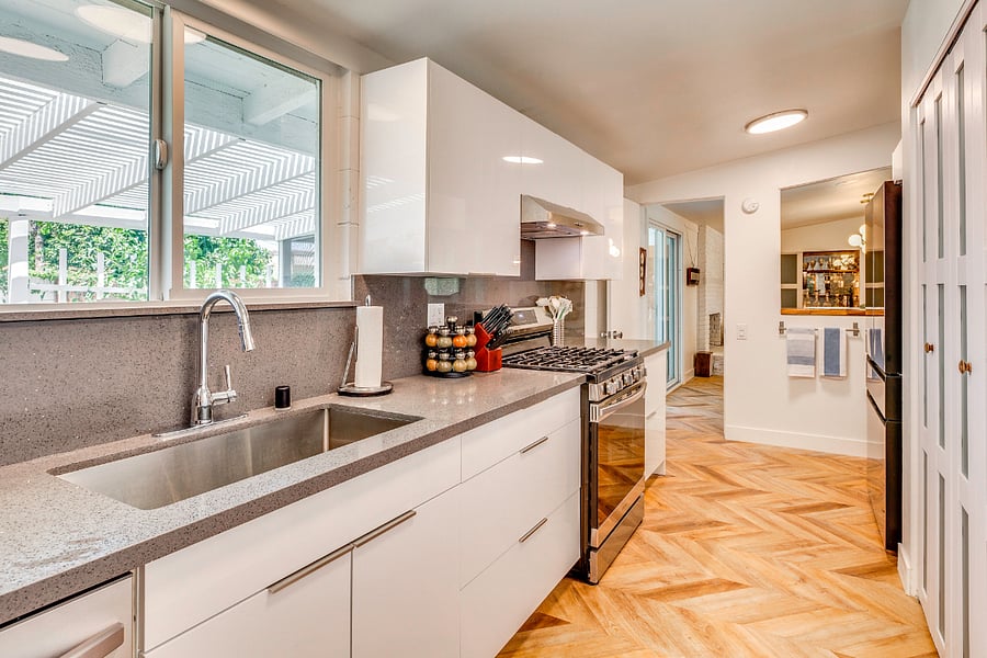 Freshly remodeled, fully equipped kitchen