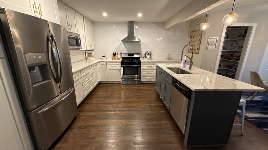 Full kitchen with stainless Frigidaire appliances. Gas stove, dishwasher, microwave, disposal.