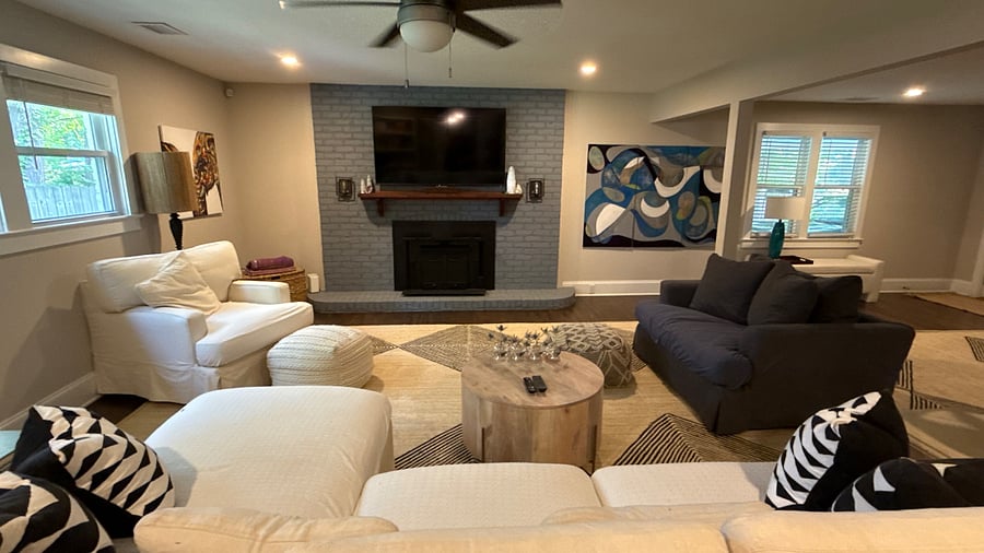 Living room
Smart tv
NON_WORKING fireplace