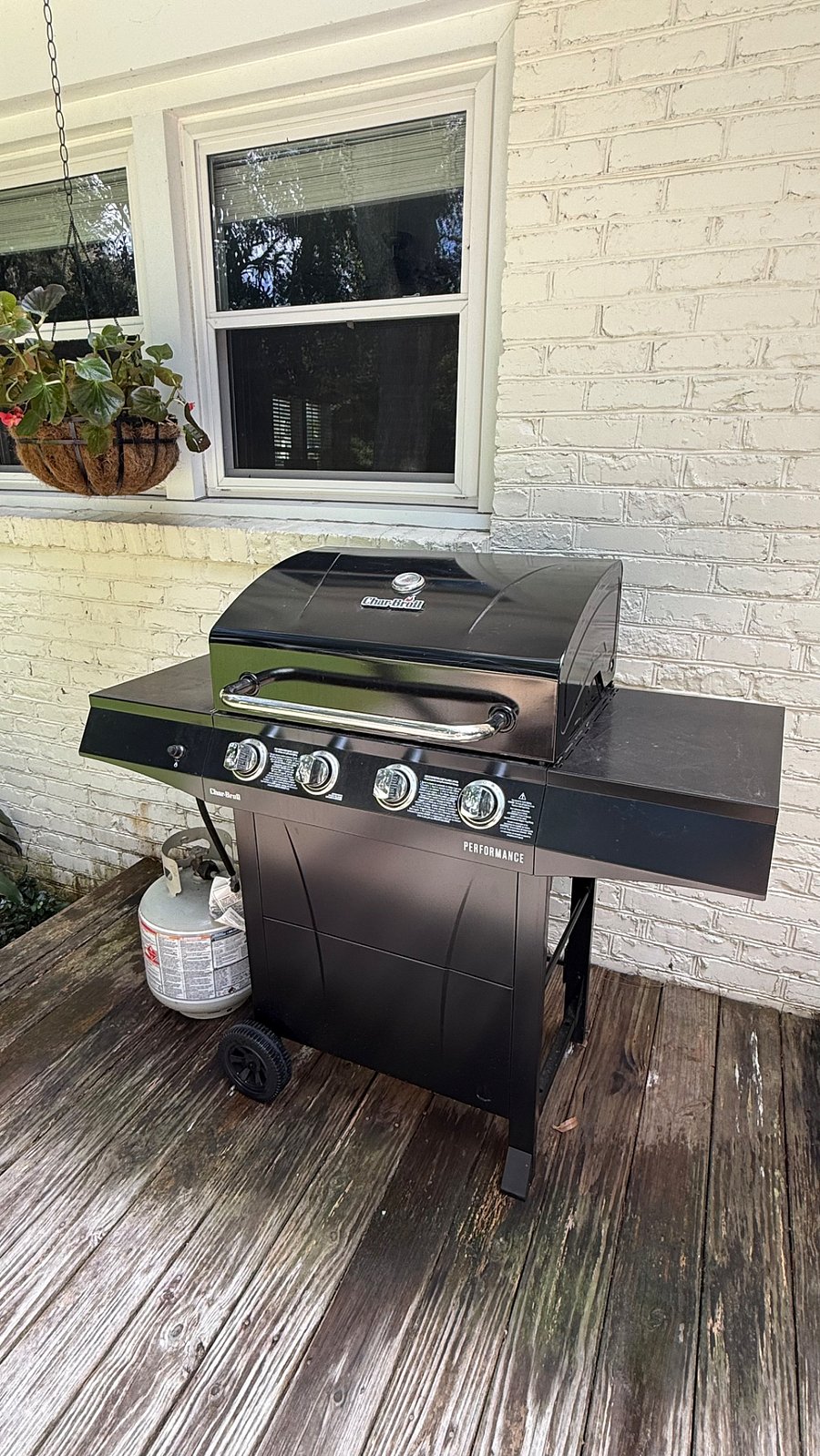 Gas grill-tenant responsible for gas and cleaning.