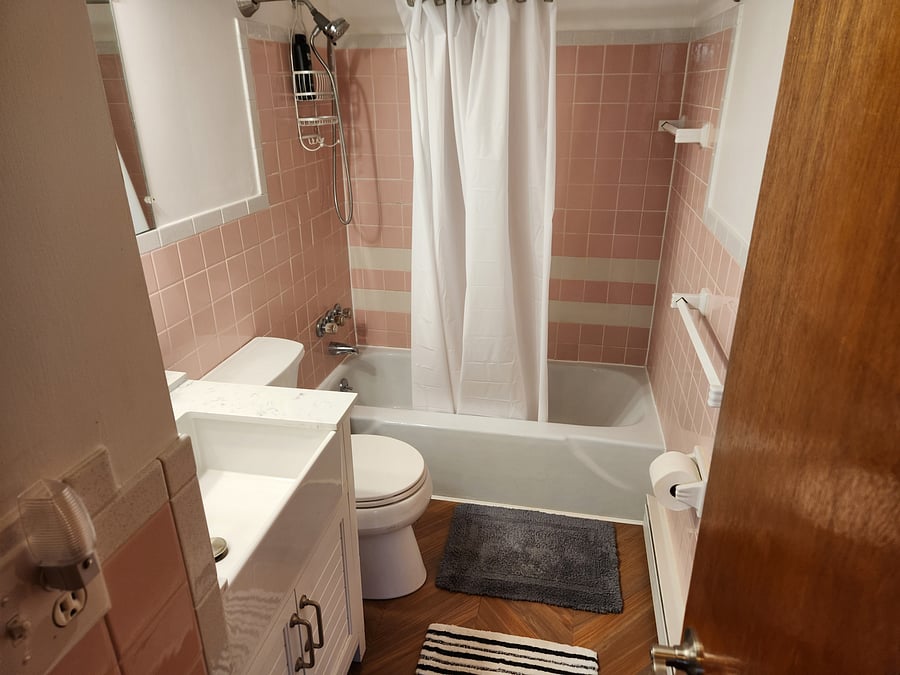Full bath in hallway