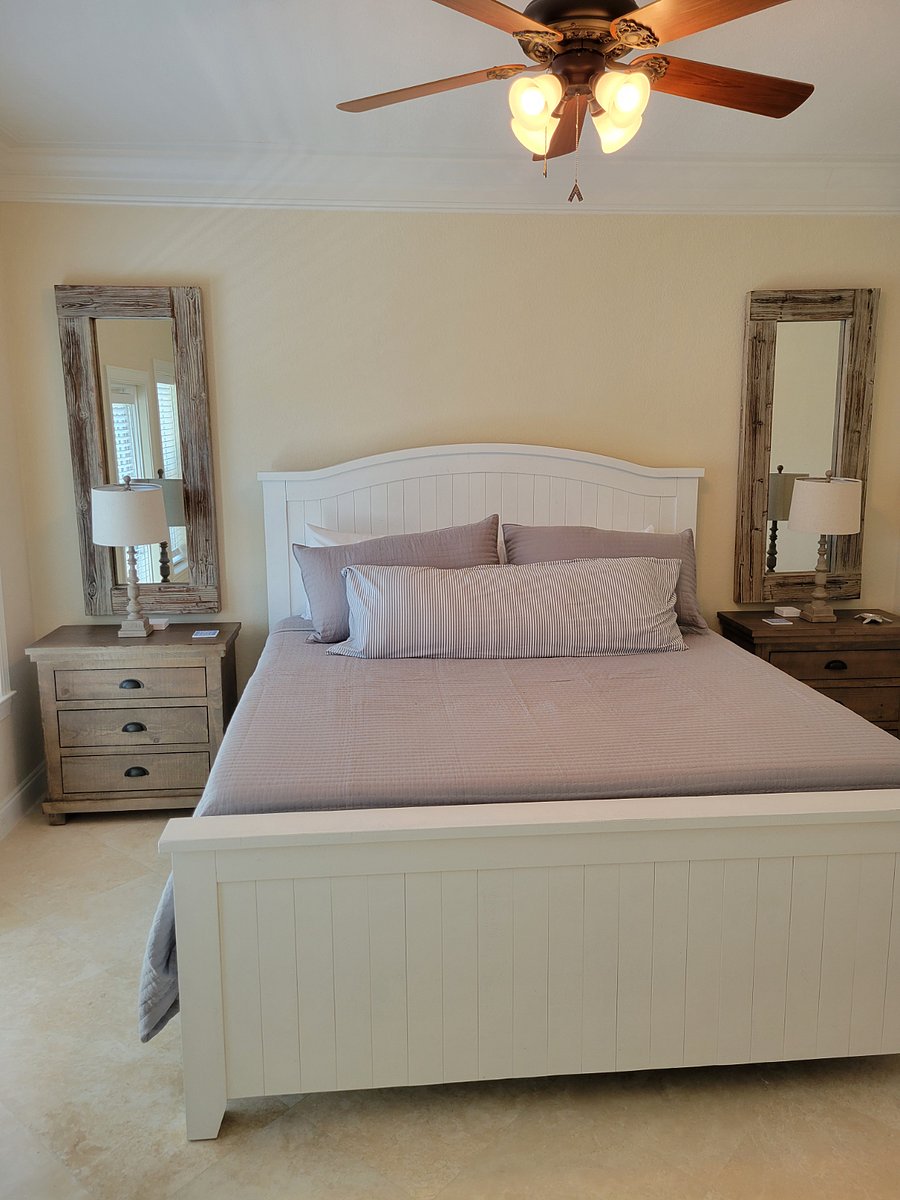 4th bedroom, King size bed. There is a bathroom connected to this bedroom. This bedroom is on 2nd floor