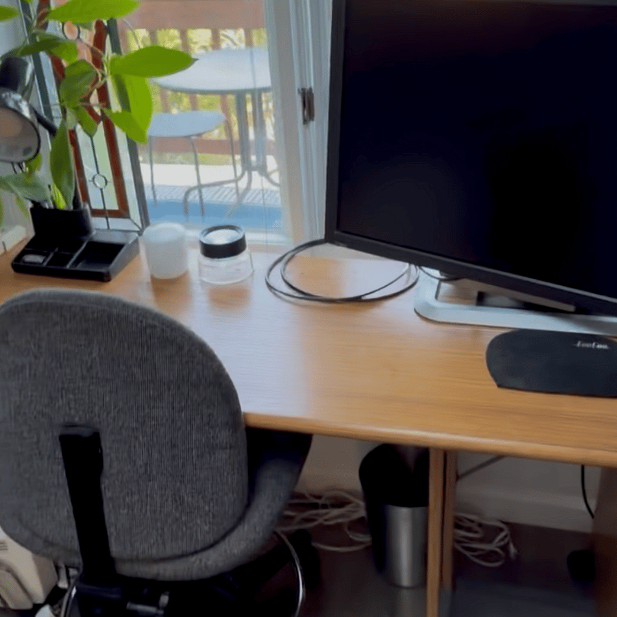 Monitor-equipped workstation with Quantum 2 Gbps fiber