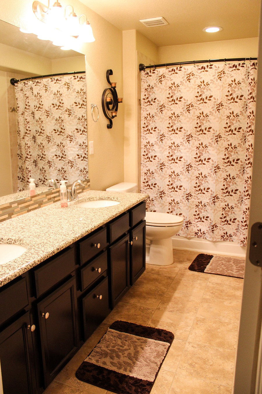 Shared Full Bathroom between Bedroom #4 and Bedroom #5