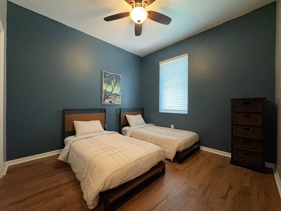 Twin beds roomN