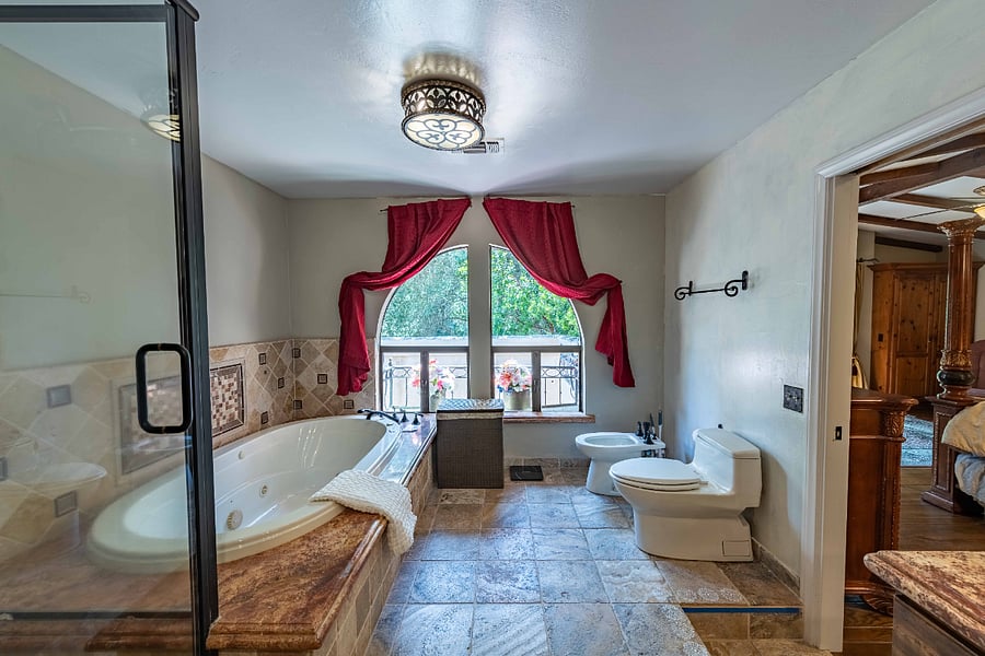 Primary BR en suite with dual vanities, walk-in shower and jetted tub.