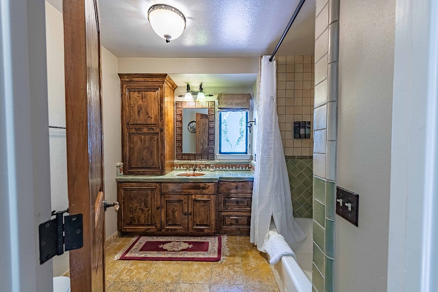 Bathroom for Shangai Room, single vanity, tub/shower combo