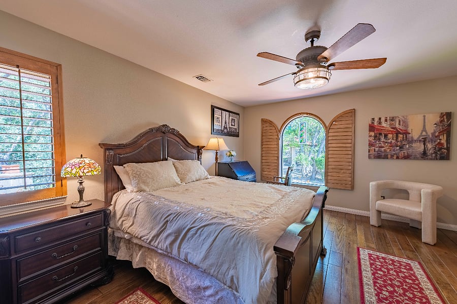 "Paris Studio" - Queen Bed