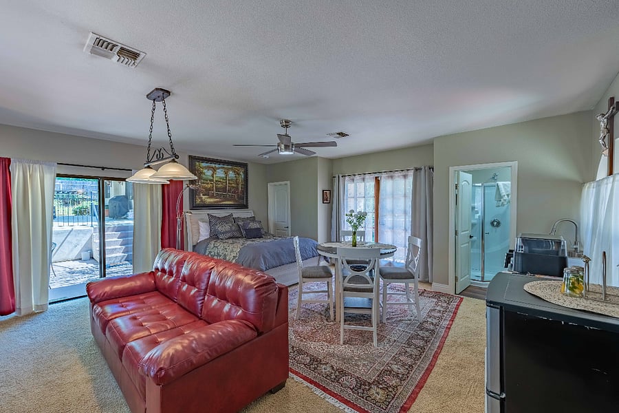 "Barcelona" studio - Queen bed, LR/DR/Kitchenette all in one. Outdoor patio