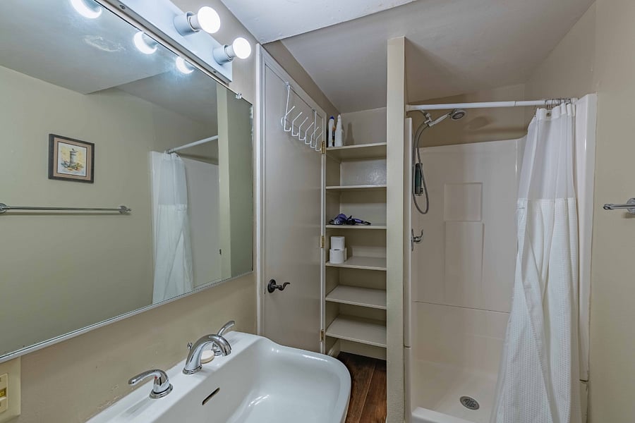 Bath w/stand up shower