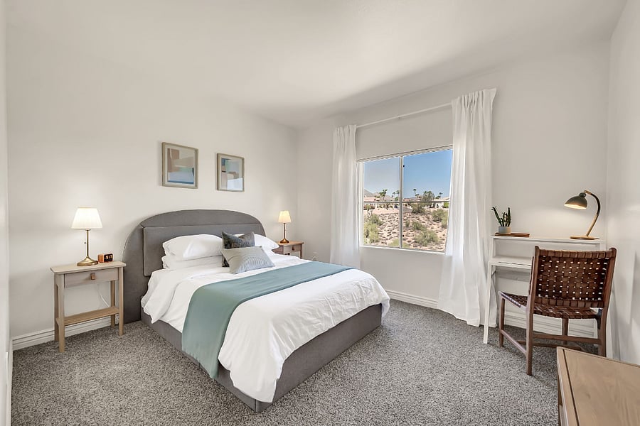 Secondary bedroom with queen-size bed.