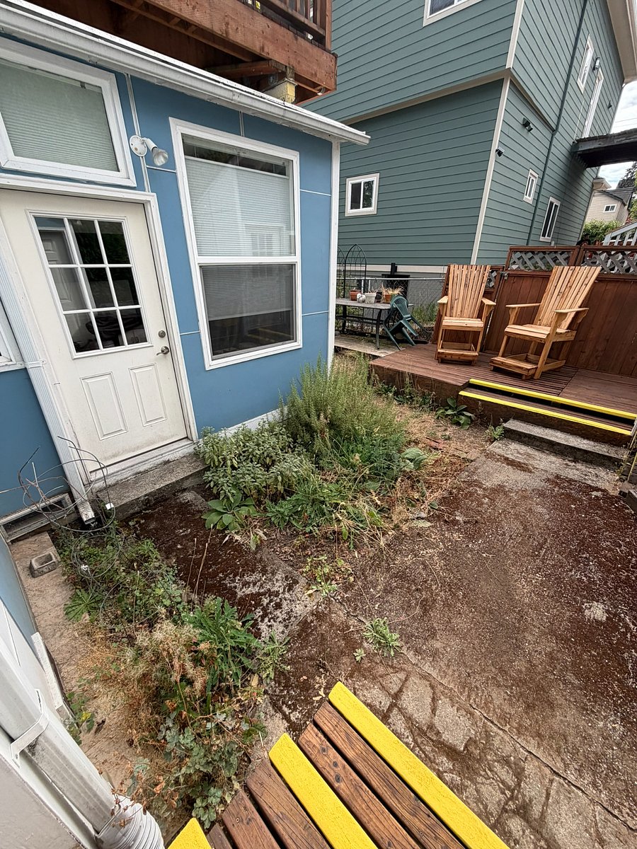 Exclusive Marion House yard beside the rear deck