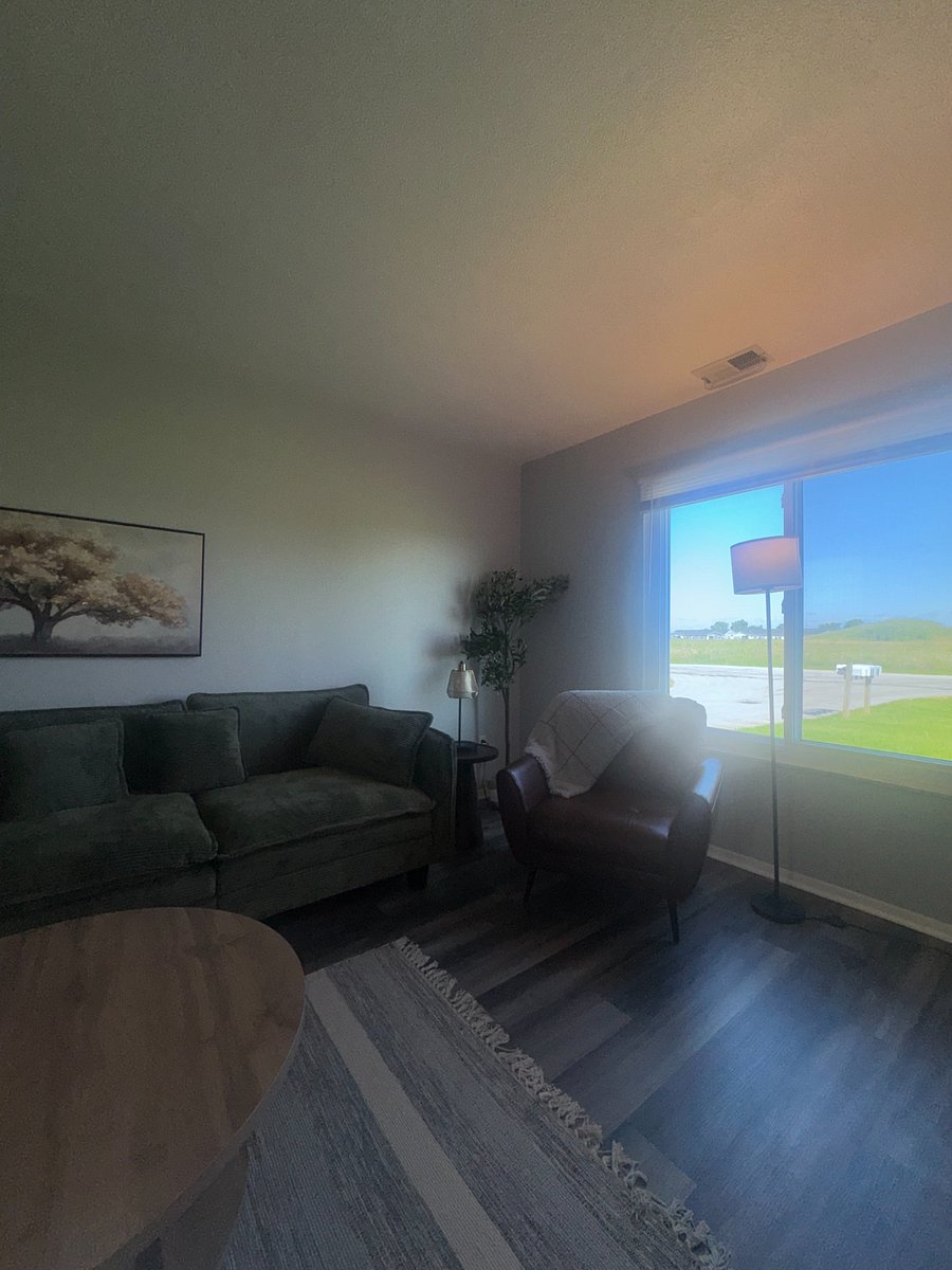 Lots of natural sunlight and good outdoor view