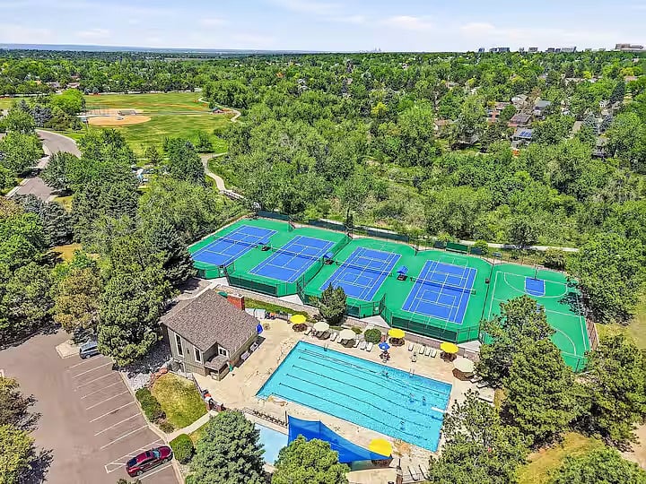 Access to Willow Creek community amenities (pool, clubhouse and sports courts)
