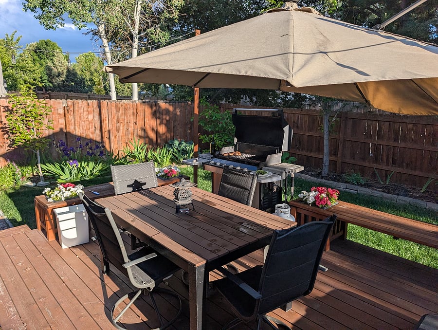 Large BBQ, smoker, lovely deck with umbrella.