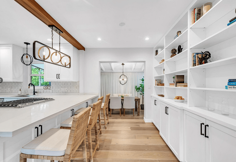 Breakfast bar/dining