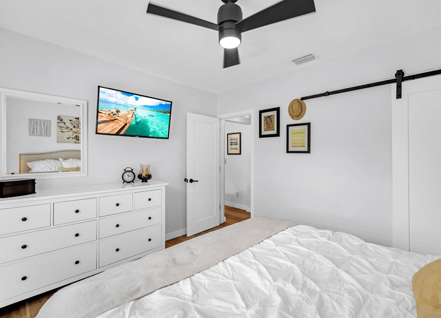 Guest bedroom 2, king sized bed and smart tv