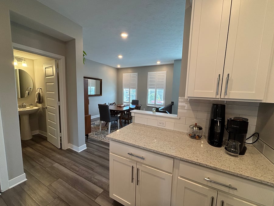 Bathroom and dinning room - second level 