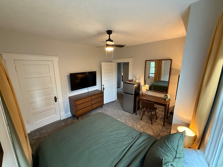 sunroom bedroom for rent