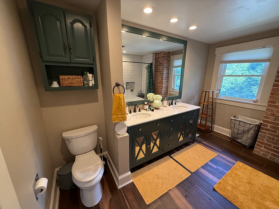 Shared bathroom with one other tenant.