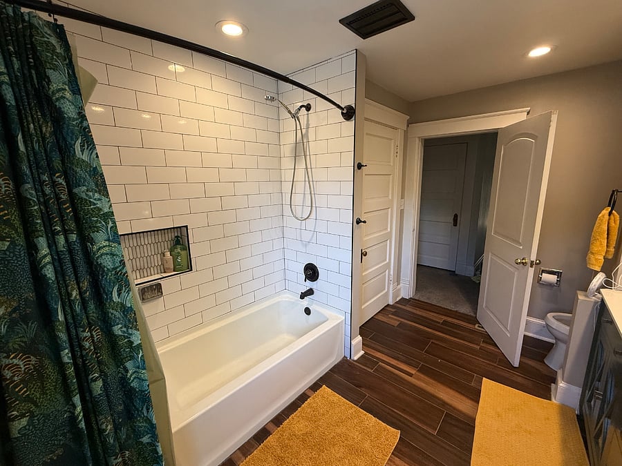 Shared bathroom with one other tenant.