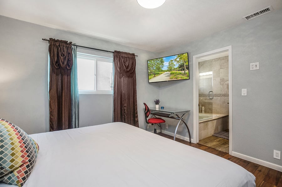 King bed and smartTV in the second bedroom. Permit #str21-1275