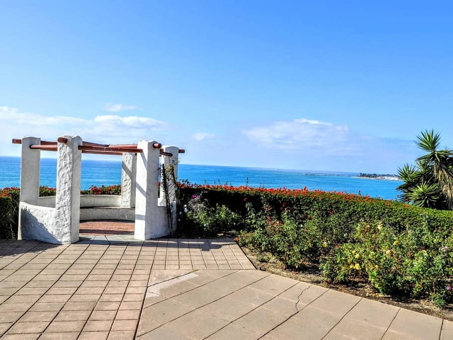 Enjoy fantastic ocean views from the Palisades Gazebo park along your walk to the beach. Permit #str21-1275