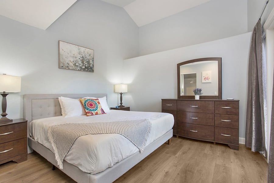A cozy and inviting bedroom with a king-size bed, perfect for guests looking for extra sleeping space and a relaxing environment during their stay.