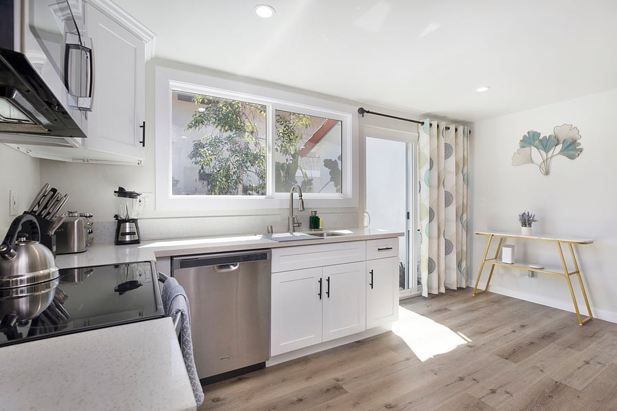 Fully upgraded kitchen with top of line appliances, utensils and cutlery