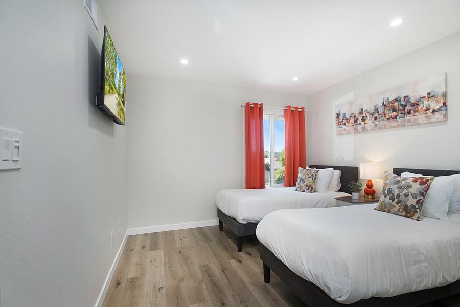 A welcoming twin-bed setup designed to make every guest feel right at home. Comfortable bedding, a clean aesthetic, and a practical layout create the perfect space for relaxing after a day of adventures