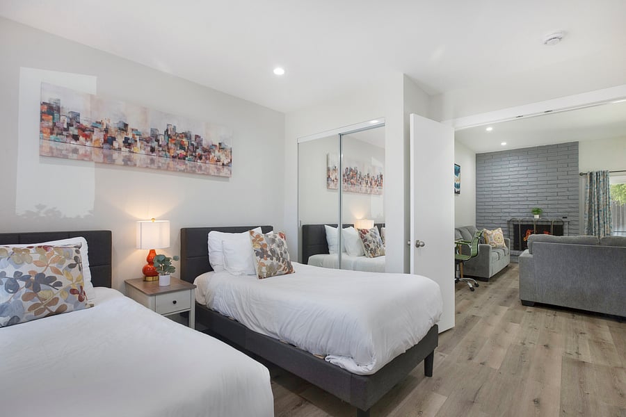 Two inviting twin beds and a peaceful atmosphere make this bedroom ideal for family getaways, weekend escapes, and memorable stays. Comfort and convenience come together in every detail.