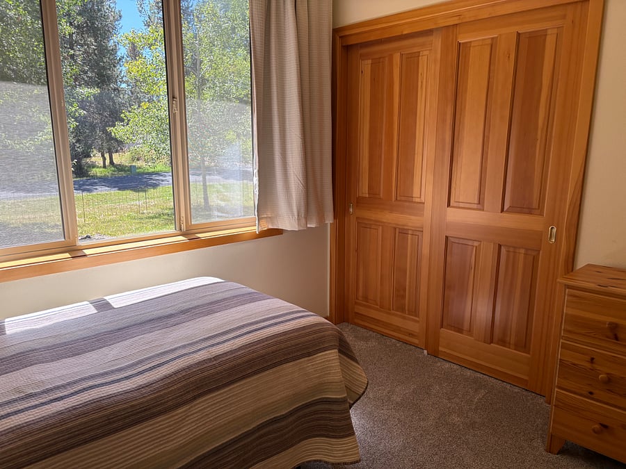 TWIN BEDROOM