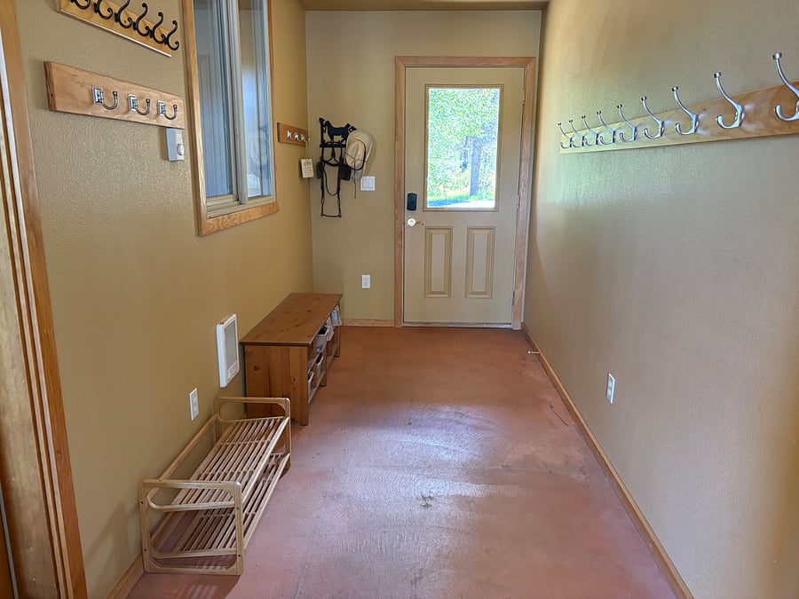 MUDROOM SIDE ENTRANCE