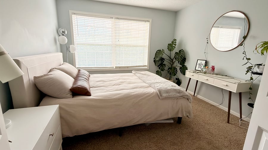 Guest bedroom with queen bed