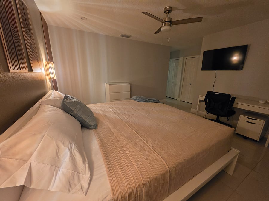 MASTER ROOM