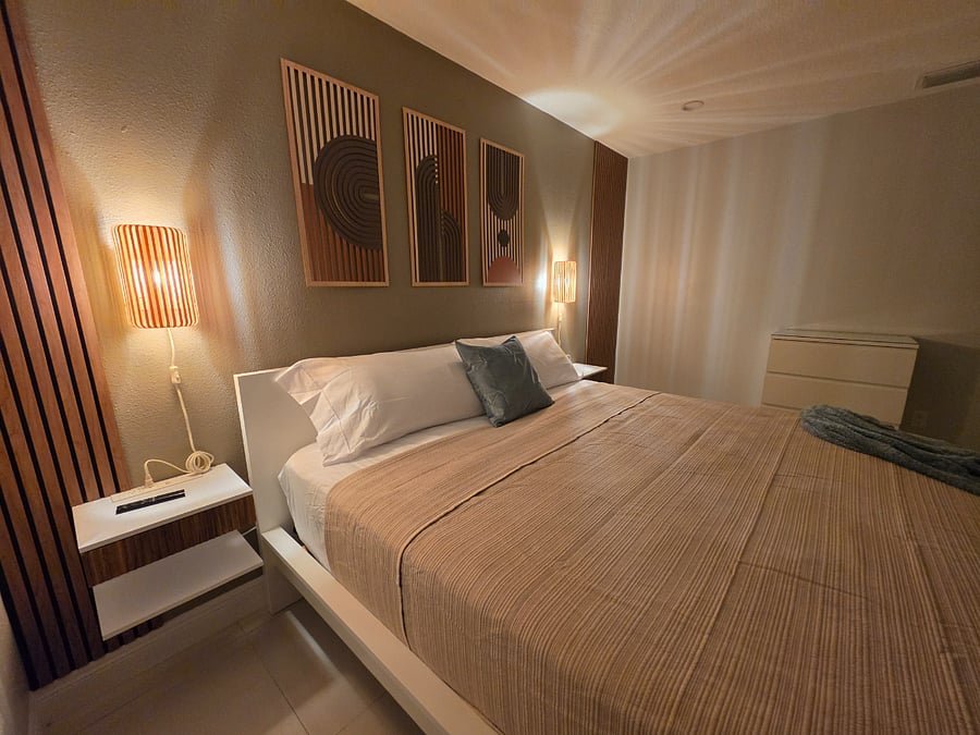 MASTER ROOM