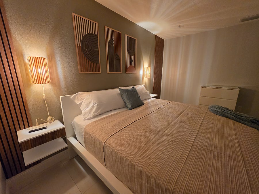 MASTER ROOM
