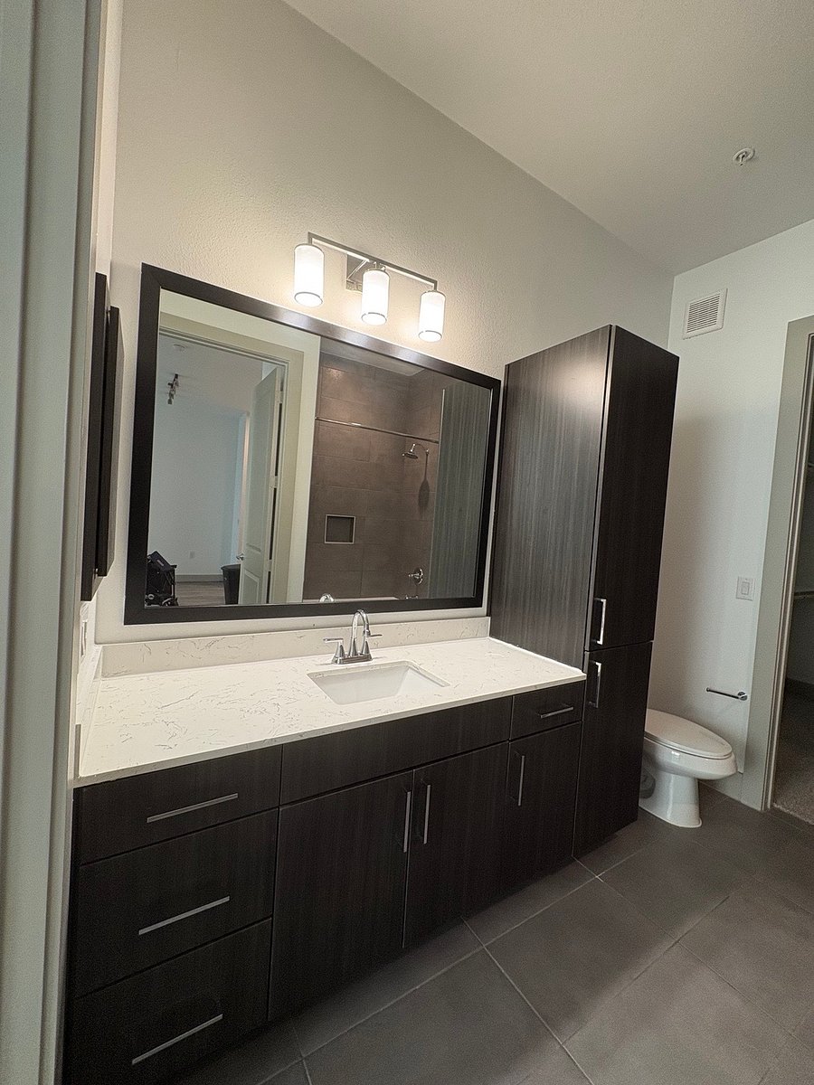 Bathroom fully equipped with curtains/towels/cloths etc.