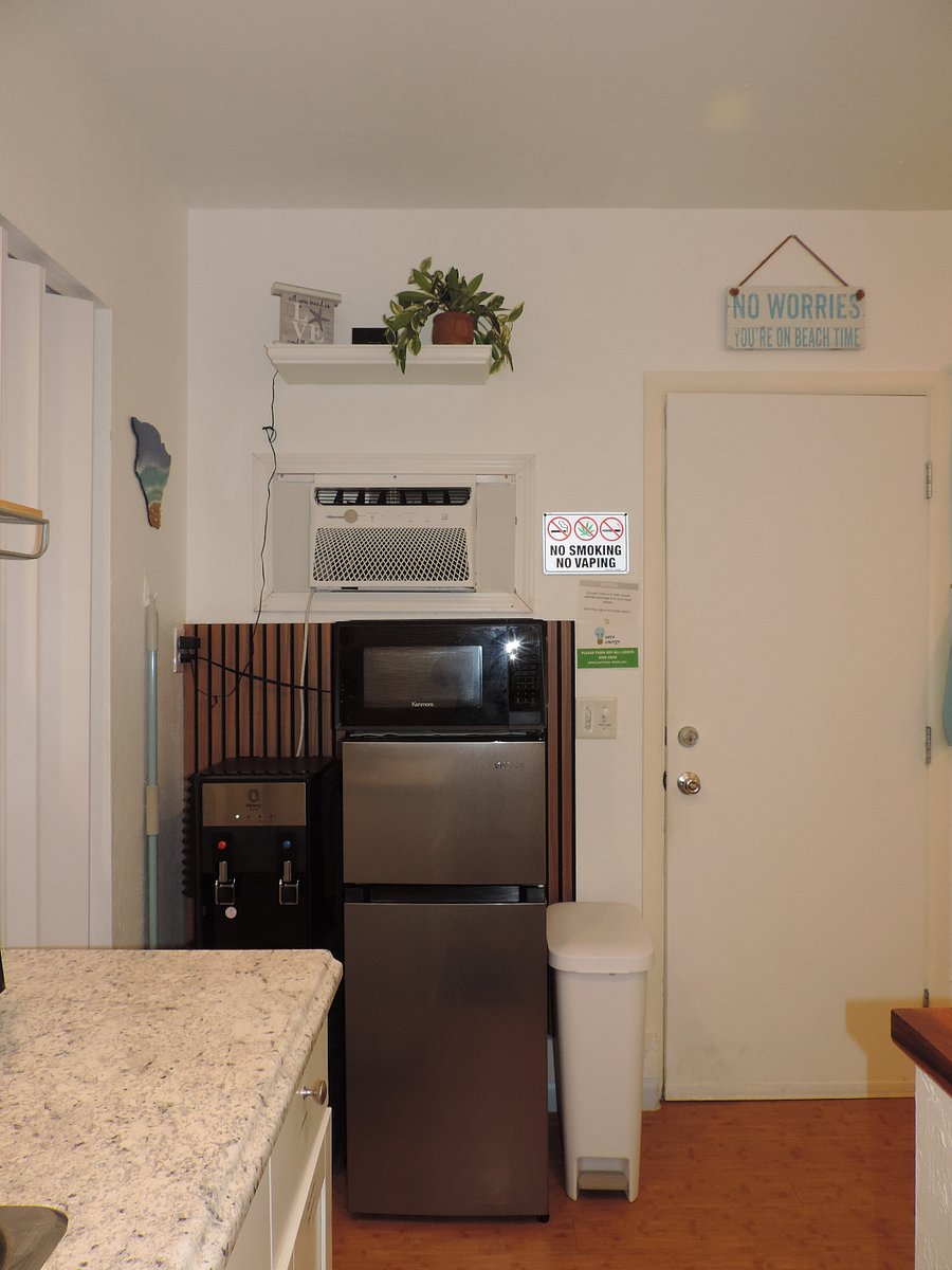 Kitchenette (Bigger refrigerator available on request!)
