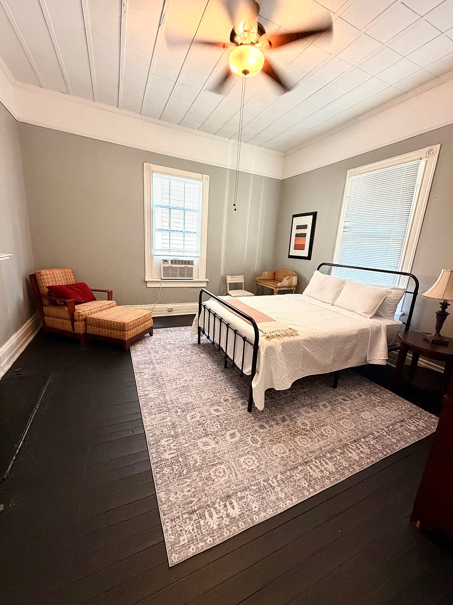 2nd bedroom with queen bed