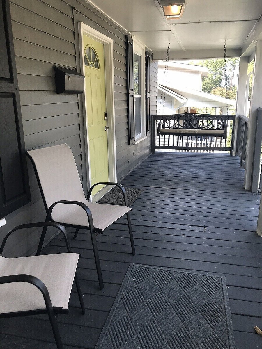 Large porch w/ porch swing