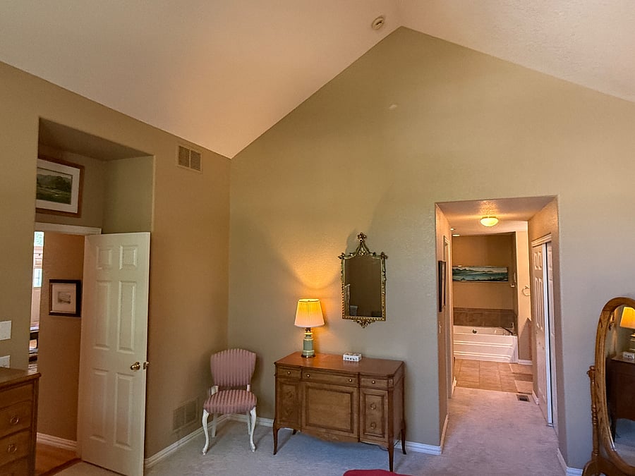 Primary bedroom with en suite 5 piece bathroom